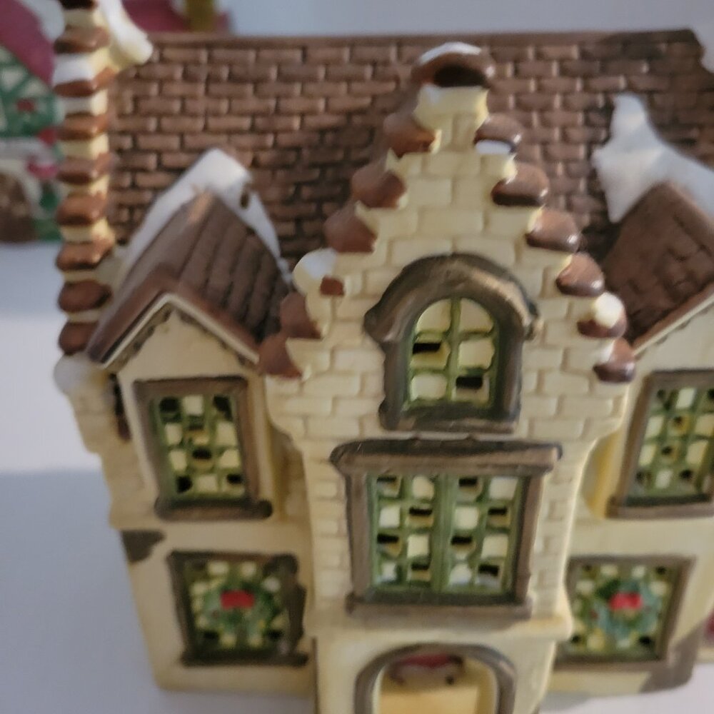 1995 VINTAGE CHRISTMAS HOUSE